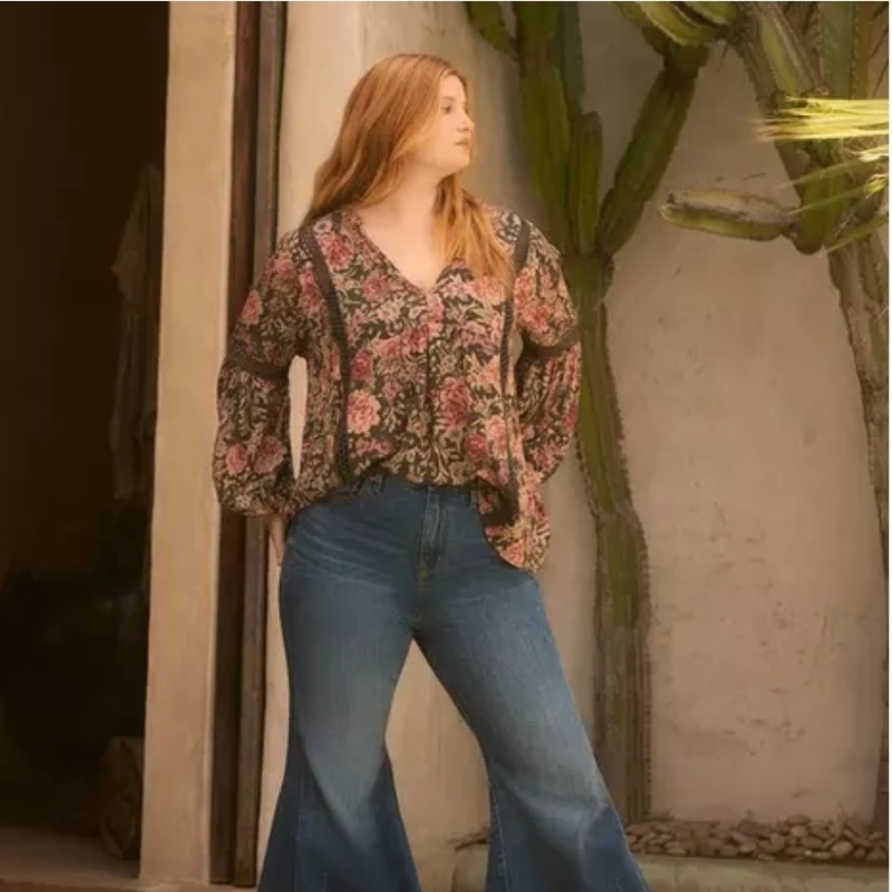 Torrid / Festi Flowing Floral Top With Bell Sleeves And Lace Detail
